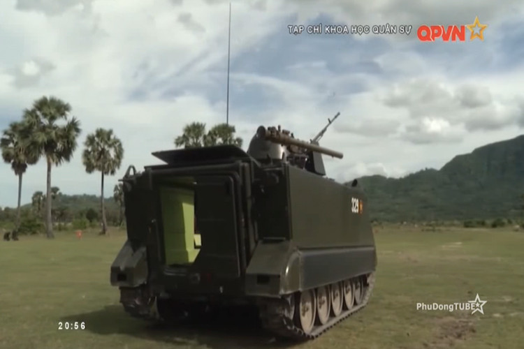 Không chỉ được cải tiến động cơ, hệ thống thông tin liên lạc, hay mới nhất là xích xe, những chiếc M113 còn được quân đội ta trang bị lại hệ thống vũ khí hoàn toàn mới so với nguyên bản nhằm nâng cao năng lực chiến đấu. Nguồn ảnh: QPVN.