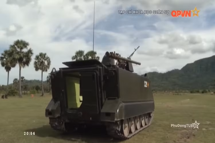 Không chỉ được cải tiến động cơ, hệ thống thông tin liên lạc, hay mới nhất là xích xe, những chiếc M113 còn được quân đội ta trang bị lại hệ thống vũ khí hoàn toàn mới so với nguyên bản nhằm nâng cao năng lực chiến đấu. Nguồn ảnh: QPVN.