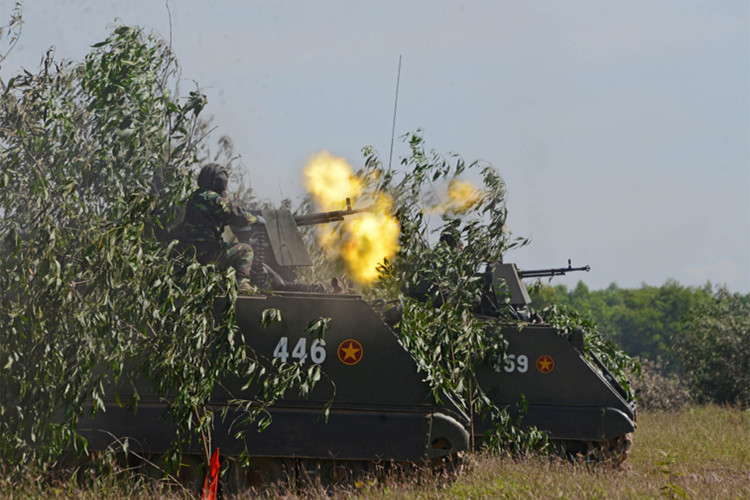 Xe thiết giáp M113 thuộc Sư đoàn 9, Quân đoàn 4 tham gia diễn tập bắn đạn thật năm 2017, xe được trang bị vũ khí thay thế với súng máy hạng nặng 12.7mm DShK. Nguồn ảnh: Quân khu 7.