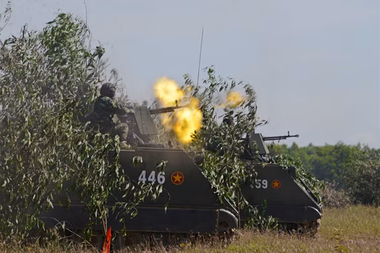 Xe thiết giáp M113 thuộc Sư đoàn 9, Quân đoàn 4 tham gia diễn tập bắn đạn thật năm 2017, xe được trang bị vũ khí thay thế với súng máy hạng nặng 12.7mm DShK. Nguồn ảnh: Quân khu 7.