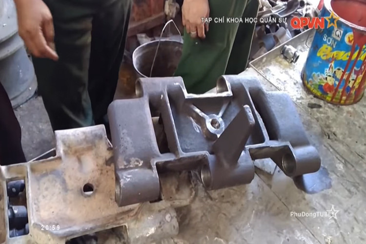 Việc lựa chọn phôi thép và công nghệ dập nóng đóng vai trò quan trọng trong việc cho ra đời các mắt xích xe thiết giáp M113. Nguồn ảnh: QPVN.