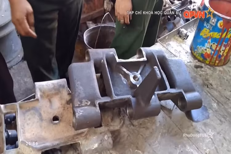 Việc lựa chọn phôi thép và công nghệ dập nóng đóng vai trò quan trọng trong việc cho ra đời các mắt xích xe thiết giáp M113. Nguồn ảnh: QPVN.