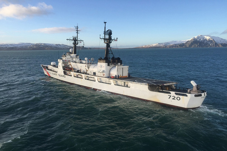 Sau chuyến tuần tra cuối cùng ở vùng biển Bering, tàu USCGC Sherman quay về cảng nhà ở đảo Sand, Honolulu ngày 23.1.2018. Vùng biển hoạt động của USCGC Sherman trải dài từ Thái Bình Dương cho tới Alaska. Nguồn ảnh: dvidshub.