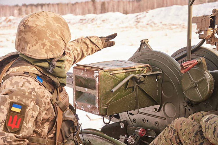 Không chỉ ở các loại vũ khí cá nhân, mà các loại vũ khí hạng nặng như pháo phòng không, xe bọc thép, pháo tự hành cho đến cả máy bay chiến đấu, Quân đội Ukraine vẫn dựa vào kho vũ khí cũ kỹ nhiều năm chưa được nâng cấp của mình.