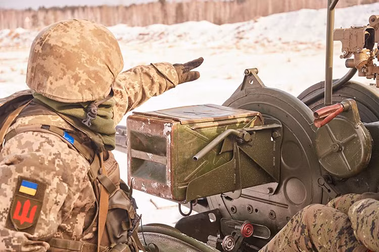 Không chỉ ở các loại vũ khí cá nhân, mà các loại vũ khí hạng nặng như pháo phòng không, xe bọc thép, pháo tự hành cho đến cả máy bay chiến đấu, Quân đội Ukraine vẫn dựa vào kho vũ khí cũ kỹ nhiều năm chưa được nâng cấp của mình.