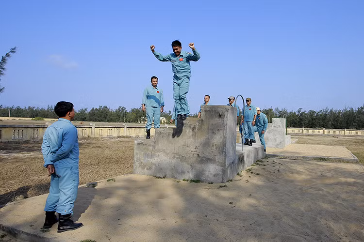 Và khi tận mắt chứng kiến Lữ đoàn Không quân HQ 954 và Lữ đoàn 126 Hải quân tổ chức thực hành nhảy dù huấn luyện, chúng ta mới thấy được nhiệm vụ khó khăn, gian khổ nhưng cũng đầy vinh quang của người lính dù Hải quân. Và để tham gia thực hành nhảy dù các quân nhân đều phải nắm chắc lý thuyết giáo trình huấn luyện về dù tìm kiếm cứu nạn đường không.