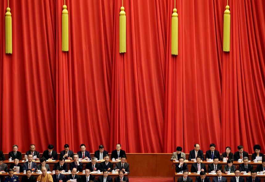 Bên trong Đại lễ đường, phóng viên bị giữ tránh xa khu vực phía bắc, nơi các quan chức cấp cao như bộ trưởng thường dùng để đi vào phòng họp. Ảnh: Reuters.