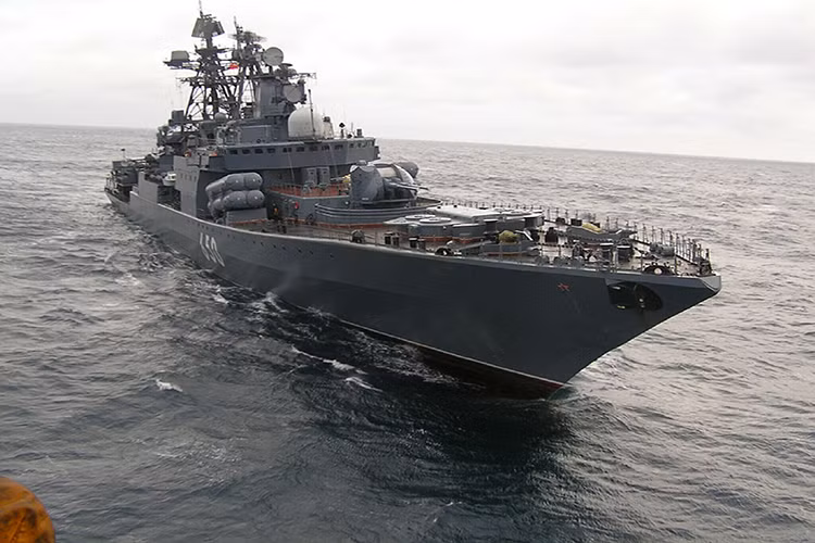 Do sự chậm trễ trong công tác hiện đại hóa, tàu chống ngầm Đô đốc Chabanenko sẽ không rời khỏi Nhà máy sửa chữa tàu số 35 ở Murmansk trước năm 2022-2033 dù cho thời hạn hoàn thiện việc nâng cấp ban đầu là năm 2016. Nguồn ảnh: Forums Airbase.