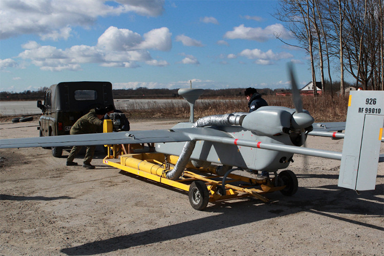 Cận cảnh UAV trinh sát của Hạm đội Baltic, khi biết lai lịch của chiếc UAV này nhiều người chắc hẳn sẽ rất bất ngờ khi chúng không phải do Nga chế tạo mà được một quốc gia khác sản xuất. Nguồn ảnh: Bộ Quốc phòng Nga.