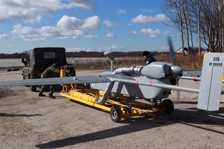 Cận cảnh UAV trinh sát của Hạm đội Baltic, khi biết lai lịch của chiếc UAV này nhiều người chắc hẳn sẽ rất bất ngờ khi chúng không phải do Nga chế tạo mà được một quốc gia khác sản xuất. Nguồn ảnh: Bộ Quốc phòng Nga.