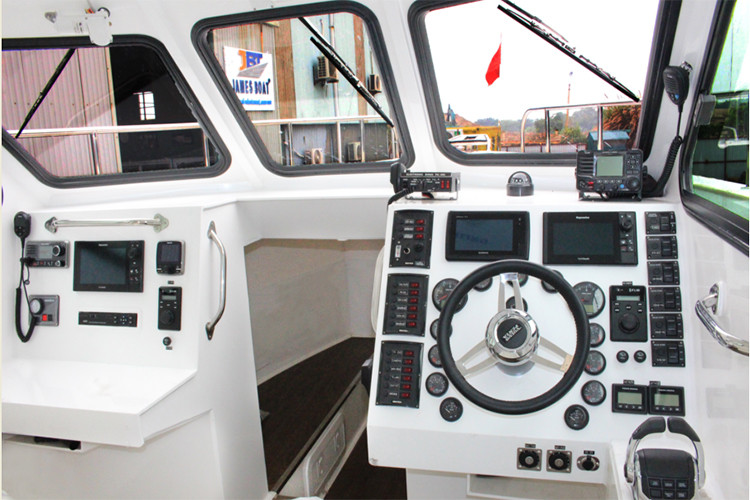 Bên trong buồn lái hiện đại của tàu MS-50S. Nguồn ảnh: James Boat.