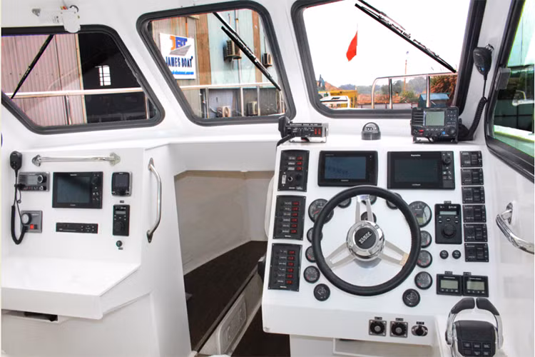 Bên trong buồn lái hiện đại của tàu MS-50S. Nguồn ảnh: James Boat.