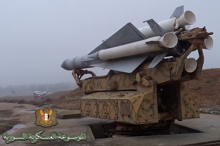 Trước đó, Moscow từng tuyên bố rằng sẽ trang bị cho Quân đội Syria các tổ hợp 1L122-1E, nhằm giúp nước này tăng cường khả năng phòng không của Syria trước các mối đe dọa của thế lực thù địch. Và với hình ảnh trên đây là lần đầu tiên 1L122-1E xuất hiện tại Syria. Nguồn ảnh: Syr_Mil_Wik.