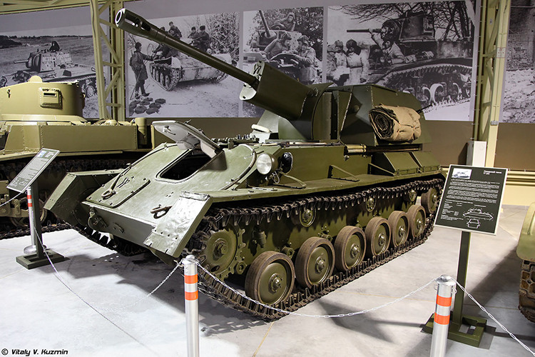 Trong ảnh là pháo tự hành SU-76M được chế tạo từ năm 1942 với số lượng 14.200 chiếc. Nó được thiết kế cho ba vai trò: pháo xung kích hạng nhẹ; pháo chống tăng tự hành và pháo tự hành bắn gián tiếp. Khẩu pháo ZiS-3Sh 76,2mm có khả năng hạ đo ván hầu hết các xe tăng hạng nhẹ của Đức, thậm chí là cả loại Panther hiện đại, nhưng không thể đọ sức với tăng Tiger. Nguồn ảnh: Vitaly-Kuzmin.