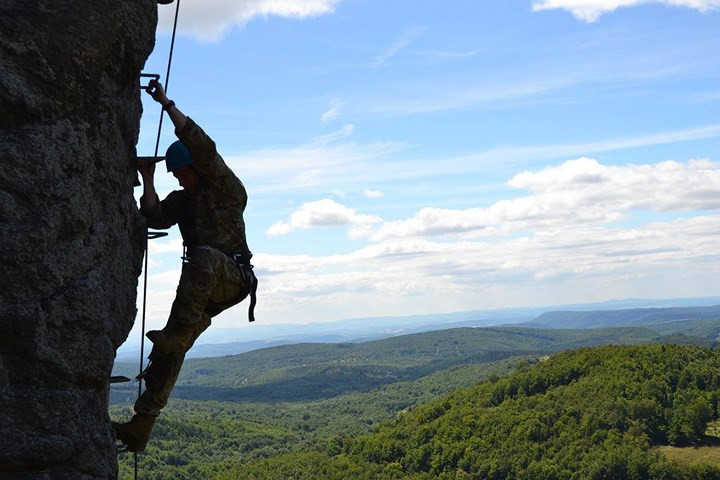 Bộ binh Mỹ dùng dây làm thang leo núi trong chiến dịch trinh sát cùng binh sĩ Slovakia.