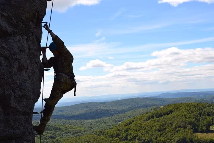 Bộ binh Mỹ dùng dây làm thang leo núi trong chiến dịch trinh sát cùng binh sĩ Slovakia.