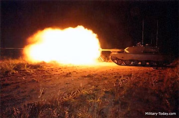 Giáp xe tăng này rất nhẹ nhưng đồng thời cũng rất bền và chắc chắn.