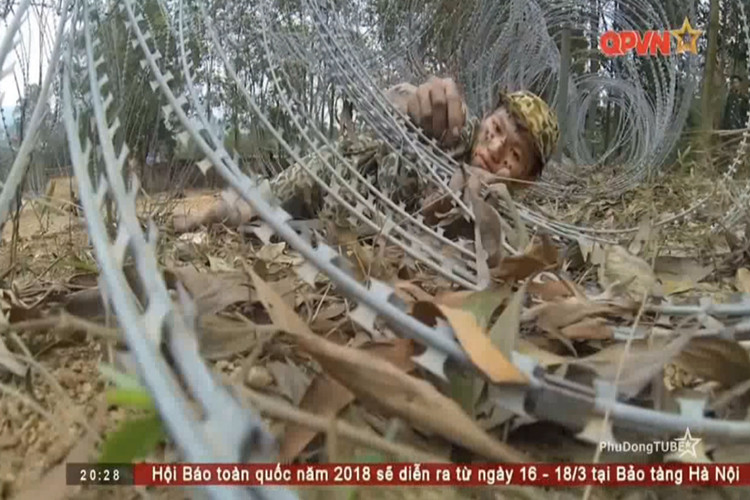 Cũng như những nam chiến sĩ, nữ chiến sĩ đặc công cũng quán triệt rõ tinh thần ấy, trên thao trường họ không ngừng rèn luyện để mạnh mẽ, can trường, dũng cảm, mau lẹ và luôn biết cách để vượt qua mọi hiểm nguy. Nguồn ảnh: QPVN.