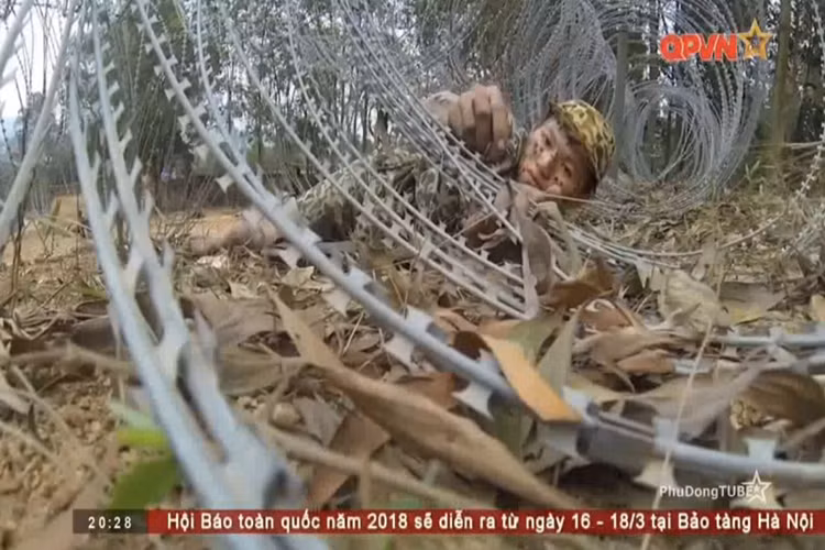 Cũng như những nam chiến sĩ, nữ chiến sĩ đặc công cũng quán triệt rõ tinh thần ấy, trên thao trường họ không ngừng rèn luyện để mạnh mẽ, can trường, dũng cảm, mau lẹ và luôn biết cách để vượt qua mọi hiểm nguy. Nguồn ảnh: QPVN.