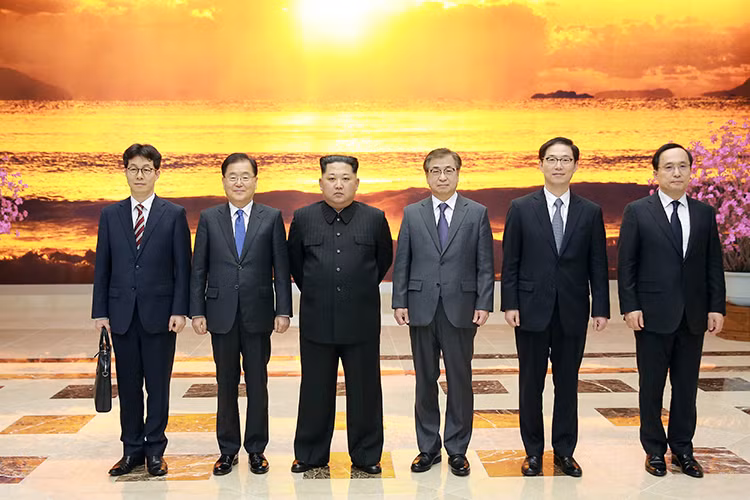 Hình ảnh nhà lãnh đạo Triều Tiên Kim Yong-un chụp ảnh cùng phái đoàn đặc biệt của Tổng thống Hàn Quốc. Ảnh: KCNA.