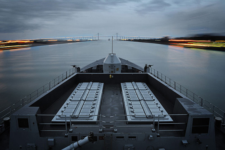 Thành tố thứ 3 là hệ thống phóng thẳng đứng Sylver kết hợp với các tên lửa đánh chặn Aster 15/30. Các chiến hạm Type 45 Daring trang bị phiên bản Sylver A50 có 48 ống phóng thẳng đứng VLS cho phép tích hợp hai loại đạn tên lửa phòng không. Nguồn ảnh: Wikipedia