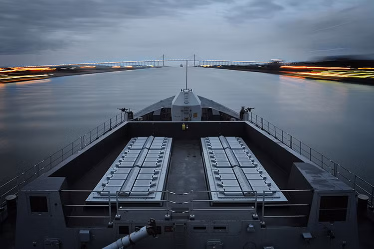 Thành tố thứ 3 là hệ thống phóng thẳng đứng Sylver kết hợp với các tên lửa đánh chặn Aster 15/30. Các chiến hạm Type 45 Daring trang bị phiên bản Sylver A50 có 48 ống phóng thẳng đứng VLS cho phép tích hợp hai loại đạn tên lửa phòng không. Nguồn ảnh: Wikipedia