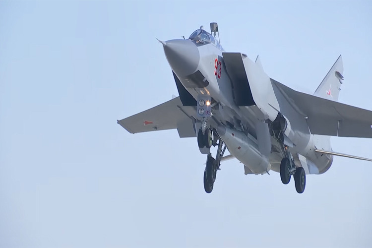 MiG-31 cất cánh với Kinzhal ở dưới bụng. Theo Bộ Quốc phòng Nga, Kinzhal có thể tham gia tấn công nhiều loại mục tiêu khác nhau từ mặt đất cho đến trên mặt biển và các phương pháp đánh chặn tên lửa hiện nay không có tác dụng với loại tên lửa này. Nguồn ảnh: Bộ Quốc phòng Nga.