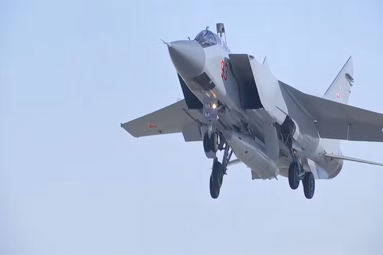 MiG-31 cất cánh với Kinzhal ở dưới bụng. Theo Bộ Quốc phòng Nga, Kinzhal có thể tham gia tấn công nhiều loại mục tiêu khác nhau từ mặt đất cho đến trên mặt biển và các phương pháp đánh chặn tên lửa hiện nay không có tác dụng với loại tên lửa này. Nguồn ảnh: Bộ Quốc phòng Nga.