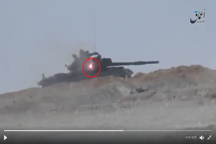 Trong ảnh, khoảnh khắc một quả đạn TOW bay hướng vào hông tháp pháo, kết quả viên đạn không thể xuyên thủng chiếc T-62M của Syria. Nguồn ảnh: Youtube