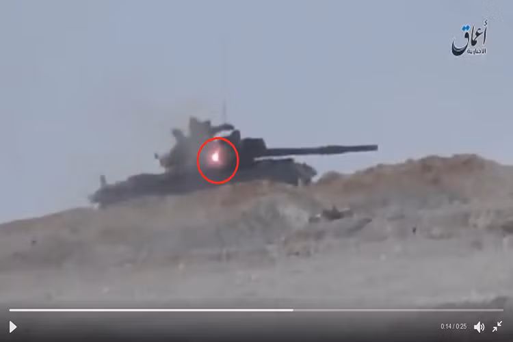 Trong ảnh, khoảnh khắc một quả đạn TOW bay hướng vào hông tháp pháo, kết quả viên đạn không thể xuyên thủng chiếc T-62M của Syria. Nguồn ảnh: Youtube