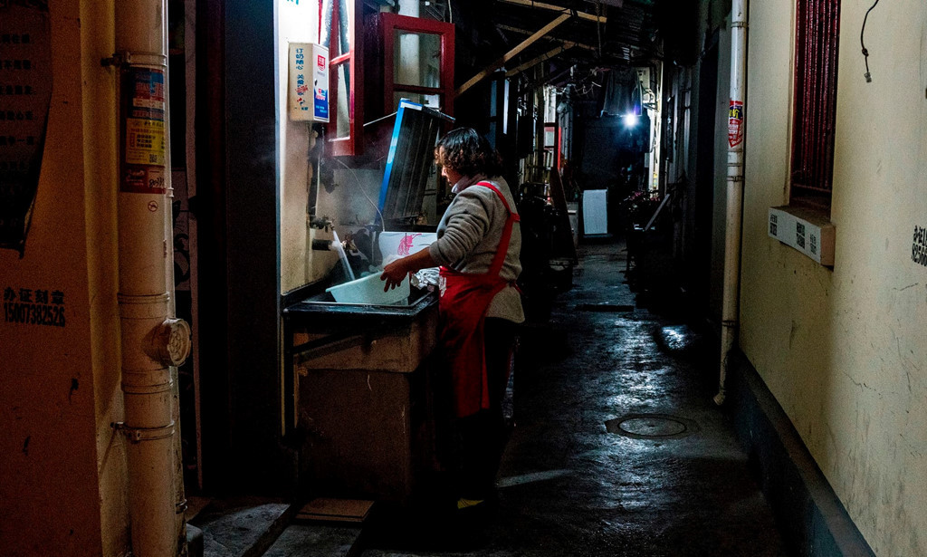 Người dân sống tại Lão Tây Môn, khu vực cổ nhất Thượng Hải sắp bị phá dỡ. Ảnh: AFP.