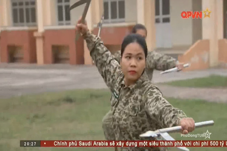 Từ những điều trên ta có thể thấy, chỉ có sự quyết tâm, ý chí và sự chăm chỉ luyện tập dưới sự hướng dẫn bài bản và cụ thể của chỉ huy tiểu đội những cô gái chân yếu tay mềm mới chiến thắng được nổi sợ hãi của chính bản thân. Nguồn ảnh: QPVN.