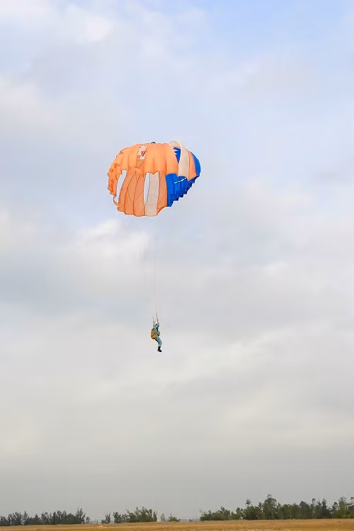 Lúc này, mỗi cá nhân phải thuần thục các động tác như: lái dù, xử lý các tình huống bất trắc trên không cũng như chuẩn bị kỹ thuật tiếp đất.