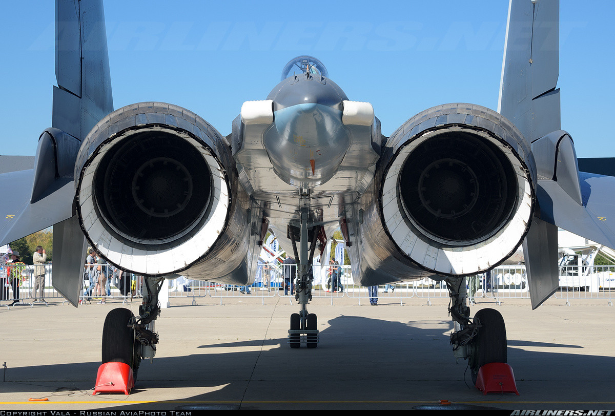 Nó được cho là trang bị cặp động cơ turbofan AL-31FP với vòi phun có khả năng chỉnh hướng véc tơ lực đẩy kết hợp cánh mũi đem lại khả năng cơ động cao trong các trận không chiến. Nguồn ảnh: Airlines.net