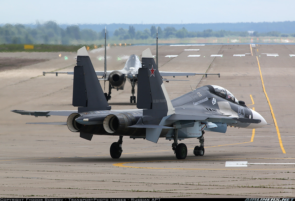 Các nguồn tin mở cho hay, ít nhất 4 chiếc Su-30SM đã được chuyển tới Syria vào tháng 9/2015. Nó đã tham gia các phi vụ hộ tống Tu-160, Tu-95MSM và Tu-22M3 trong các cuộc không kích quy mô lớn vào phiến quân ở Syria. Đặc biệt, "đôi cánh" Su-30SM ở Syria đã hộ tống chuyên cơ của Tổng thống Vladimir Putin tới thăm căn cứ ở Hmeymin. Nguồn ảnh: Airlines.net