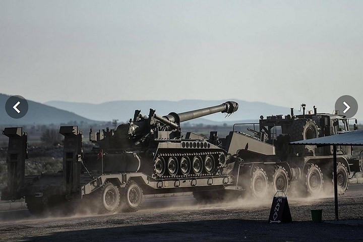 Một khẩu lựu pháo T-155 Firtina (do Thổ Nhĩ Kỳ chế tạo) được đưa tới Hassa gần tỉnh Hatay vào cuối tháng 1/2018. Ảnh: Getty.