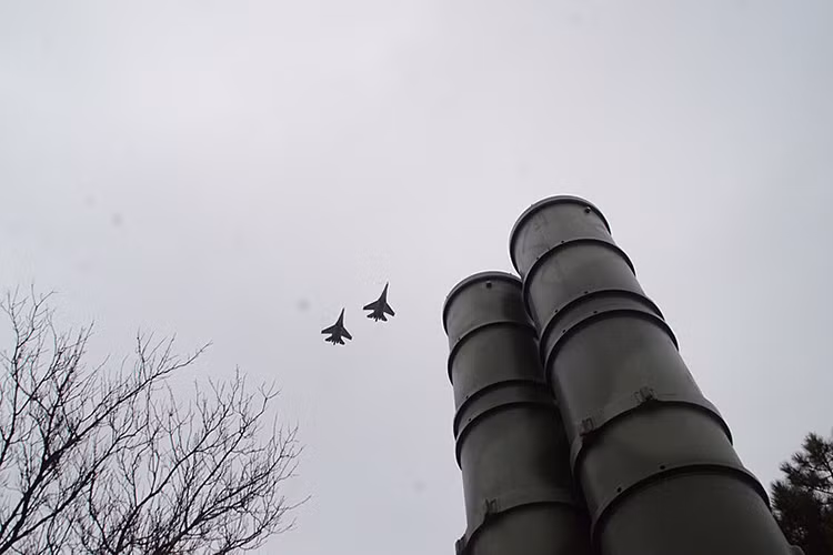 Nếu như việc ký kết vào tháng 4 là chính xác, Ấn Độ sẽ trở thành quốc gia thứ 4 sau Trung Quốc, Belarus và Algeria mua tổ hợp tên lửa S-400. "Việc mua tên lửa S-400 được phát triển bởi Nga là điều bắt buộc để đối phó với các mối đe dọa từ Trung Quốc và Pakistan", Economic Times dẫn lời quan chức quốc phòng Ấn Độ. Nguồn ảnh: Wikipedia