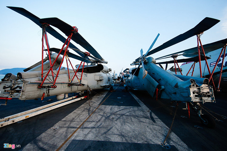 Hai loại trực thăng này đều là phiên bản của dòng trực thăng SH-60 Seahawk nổi tiếng của Hải quân Mỹ. Chúng có khả năng gấp gọn đuôi và cánh quạt để tiết kiệm diện tích trên tàu sân bay. Nguồn ảnh: Zing