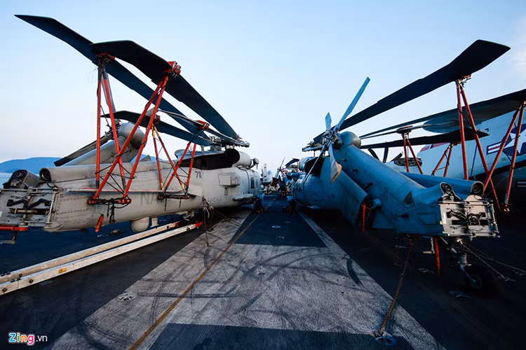 Hai loại trực thăng này đều là phiên bản của dòng trực thăng SH-60 Seahawk nổi tiếng của Hải quân Mỹ. Chúng có khả năng gấp gọn đuôi và cánh quạt để tiết kiệm diện tích trên tàu sân bay. Nguồn ảnh: Zing