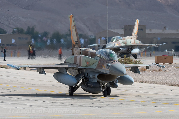 Đầu tiên có thể nói đến F-16I Sufa, biến thể F-16 đặc biệt của Israel, hiện tại IAF đang sở hữu 97 chiến đấu cơ loại này. Còn sở dĩ nói F-16I đặc biệt là bởi nó là biến thể nâng cấp mở rộng từ biến thể F-16D Block 52 hai chỗ ngồi, có tới hơn 50% trang thiết bị điện tử trên F-16I do Israel tự chế tạo, cho phép IAF đưa ra những tùy biến riêng cho biến thể này. Nguồn ảnh: Pinterest.