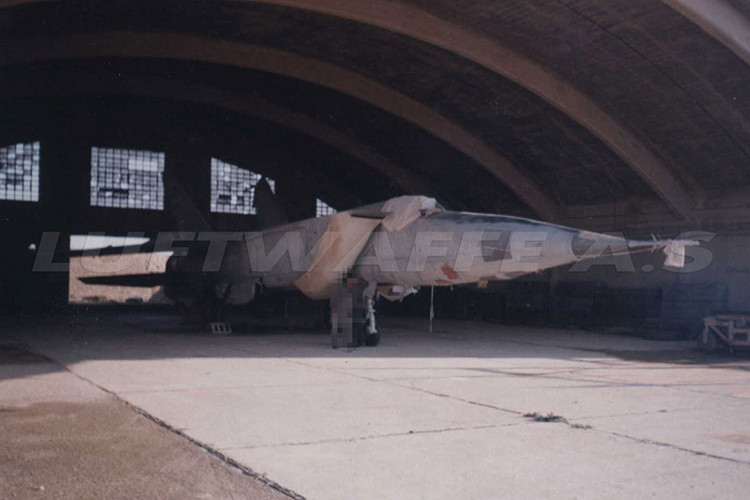 Các hoạt động gần đây nhất của tiêm kích MiG-25 trong Không quân Syria được cho là vào khoảng tháng 2/2014, khi đó loại phi cơ này được cho là đã áp sát biên giới Thổ Nhĩ Kỳ buộc Ankara phải hối hả tung F-16 đánh chặn. Ngày 27/3/2014, MiG-25 một lần nữa xuất hiện ở độ cao trung bình gần Đông Hama và có thể đã ném bom vào phiến quân. Đó là lần cuối cùng có bằng chứng rõ ràng MiG-25 Syria cất cánh. Nguồn ảnh: Luftwaffe A.S