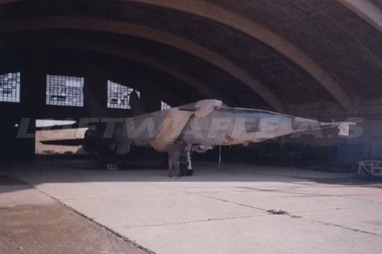 Các hoạt động gần đây nhất của tiêm kích MiG-25 trong Không quân Syria được cho là vào khoảng tháng 2/2014, khi đó loại phi cơ này được cho là đã áp sát biên giới Thổ Nhĩ Kỳ buộc Ankara phải hối hả tung F-16 đánh chặn. Ngày 27/3/2014, MiG-25 một lần nữa xuất hiện ở độ cao trung bình gần Đông Hama và có thể đã ném bom vào phiến quân. Đó là lần cuối cùng có bằng chứng rõ ràng MiG-25 Syria cất cánh. Nguồn ảnh: Luftwaffe A.S