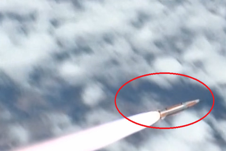 Bộ Quốc phòng Nga cũng công bố một số ưu điểm tạo nên sức mạnh tên lửa Kinzhal gồm có khả năng thực hiện hành trình bay với tốc độ trên Mach 10, khả năng cơ động cao với quỹ đạo bay phức tạp, không thể bị đánh chặn bởi các hệ thống phòng thủ tên lửa hay phòng không và cuối cùng là nó có khả năng triển khai vũ khí hạt nhân. Nguồn ảnh: Bộ Quốc phòng Nga.