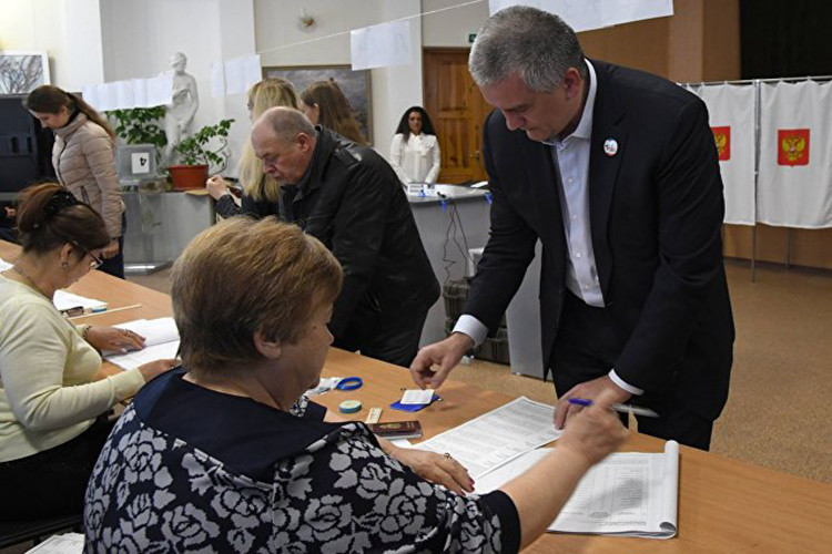  Bầu cử Tổng thống Nga 2018, có sự tham gia của 8 ứng cử viên đại diện cho các đảng chính trị lớn nhất ở Nga gồm ứng cử viên Sergei Baburin từ đảng Liên minh Nhân dân, ứng cử viên Đảng Cộng sản Pavel Grudinin, Tổng thống đương nhiệm Vladimir Putin, ứng cử viên Ksenia Sobchak, ứng cử viên Maxim Suraykin, ứng cử viên Boris Titov, ứng cử viên Grigory Yavlinsky và người đứng đầu Đảng Dân chủ Tự do Nga Vladimir Zhirinovsky. Ảnh: Sputnik.