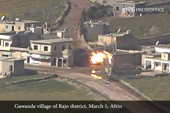 Khoảnh khắc chiếc xe nổ tung. Ảnh: YPG.