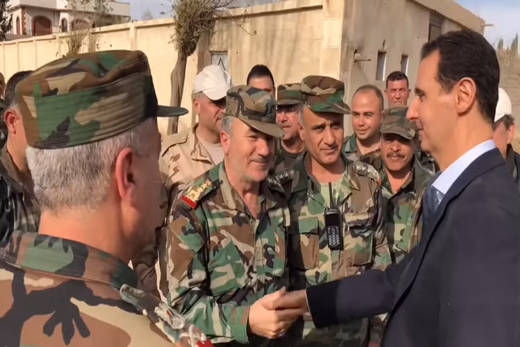 Chuyến thăm của Tổng thống al-Assad đến Đông Ghouta được xem như là lời tuyên bố “chiến thắng” đã gần kề của Quân đội Syria tại khu vực này. Ảnh: PresidencySy.