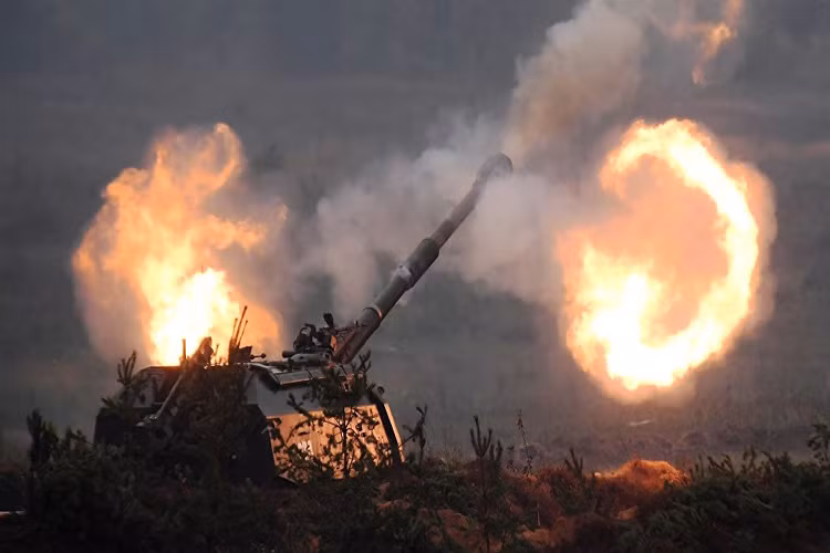 Theo Sputnik, Bộ Quốc phòng Nga gần đây đã cho công bố một đoạn video ghi lại quá trình triển khai đạn pháo thông minh KM-1M Krasnopol-M2 155mm tại một đơn vị pháo binh Nga tại Leningrad. Những hình ảnh về buổi huấn trên một lần nữa khẳng định vai trò của đạn pháo thông minh hay đạn pháo có điều khiển sẽ là trọng tâm phát triển của Quân đội Nga dành cho các mẫu pháo kéo hay tự hành của nước này. Nguồn ảnh: Sputnik.