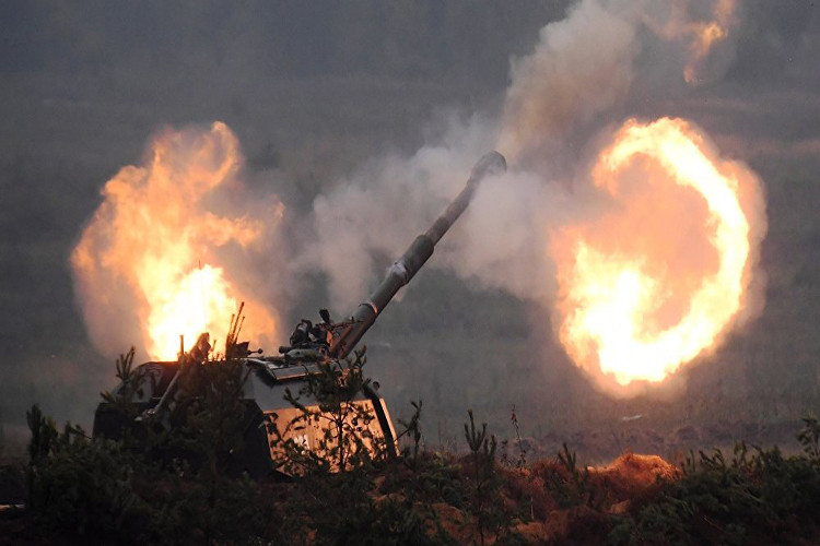 Theo Sputnik, Bộ Quốc phòng Nga gần đây đã cho công bố một đoạn video ghi lại quá trình triển khai đạn pháo thông minh KM-1M Krasnopol-M2 155mm tại một đơn vị pháo binh Nga tại Leningrad. Những hình ảnh về buổi huấn trên một lần nữa khẳng định vai trò của đạn pháo thông minh hay đạn pháo có điều khiển sẽ là trọng tâm phát triển của Quân đội Nga dành cho các mẫu pháo kéo hay tự hành của nước này. Nguồn ảnh: Sputnik.