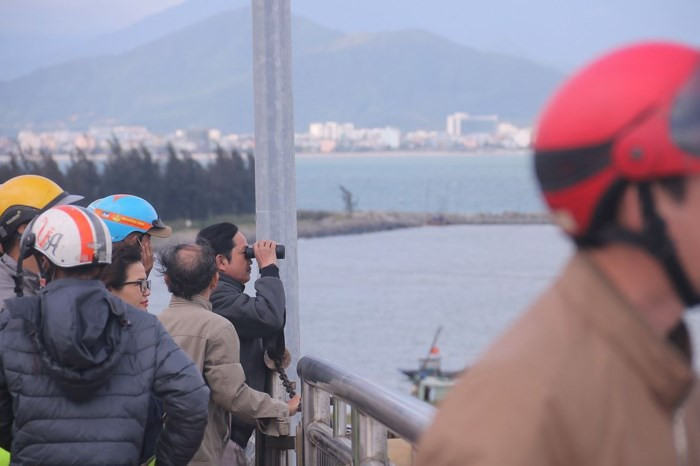 Chăm chú quan sát từng chi tiết trên của tàu sân bay USS Carl Vinson. Nhiều người dân cho biết: họ ước mơ được đặt chân lên tàu một lần để thỏa đam mê. Ảnh Nguyễn Thành.