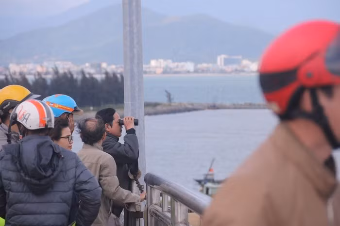 Chăm chú quan sát từng chi tiết trên của tàu sân bay USS Carl Vinson. Nhiều người dân cho biết: họ ước mơ được đặt chân lên tàu một lần để thỏa đam mê. Ảnh Nguyễn Thành.